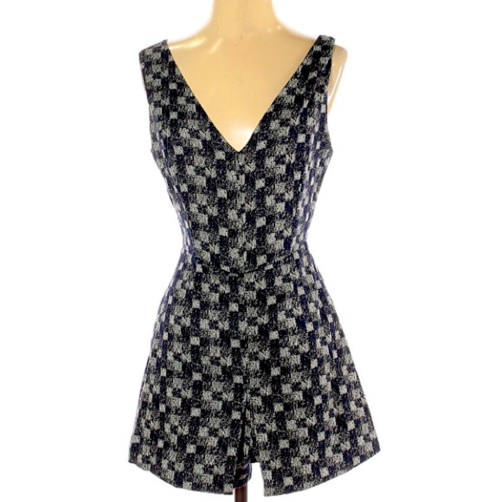 BCBGeneration Navy Jacquard Textured‎ V Neck V Back Skort Romper Women’s Size 4